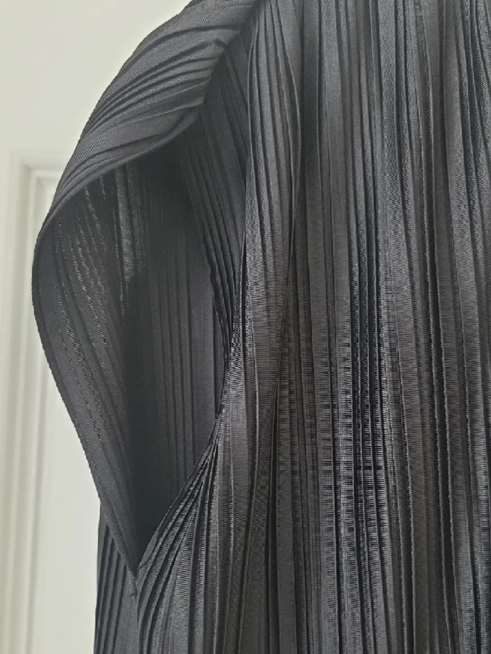 Hush Uk Black Pleated Flowy Cap-Sleeve Top Size S New - Picture 4 of 14